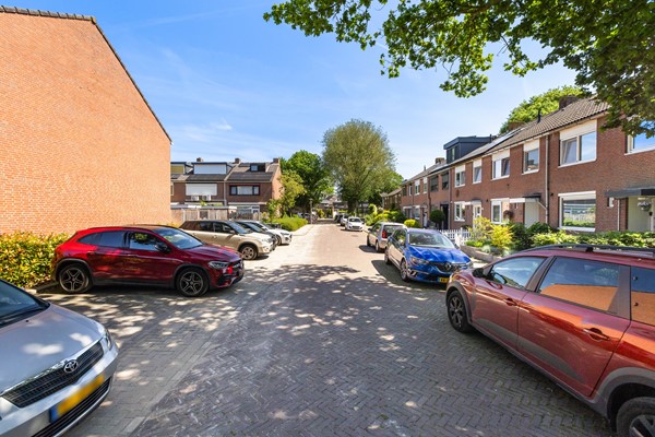 Foto - Te koop: Goed onderhouden tussenwoning in rustige woonwijk!